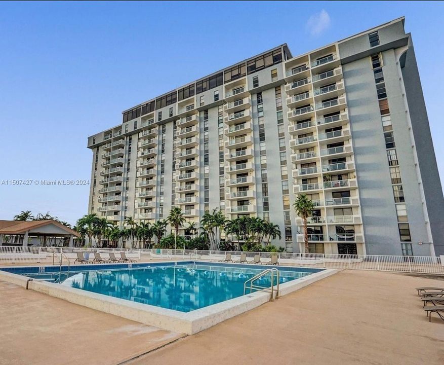 Active With Contract: $165,000 (1 beds, 1 baths, 740 Square Feet)