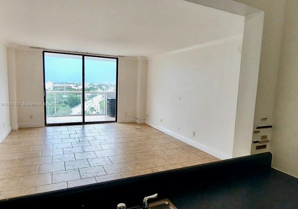 Active With Contract: $165,000 (1 beds, 1 baths, 740 Square Feet)