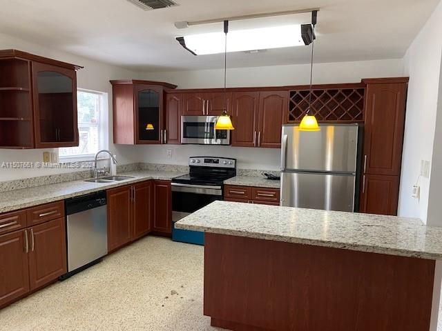 Recently Sold: $599,000 (3 beds, 2 baths, 1995 Square Feet)