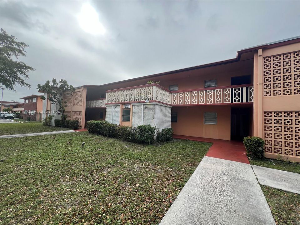 Active With Contract: $85,000 (0 beds, 1 baths, 427 Square Feet)