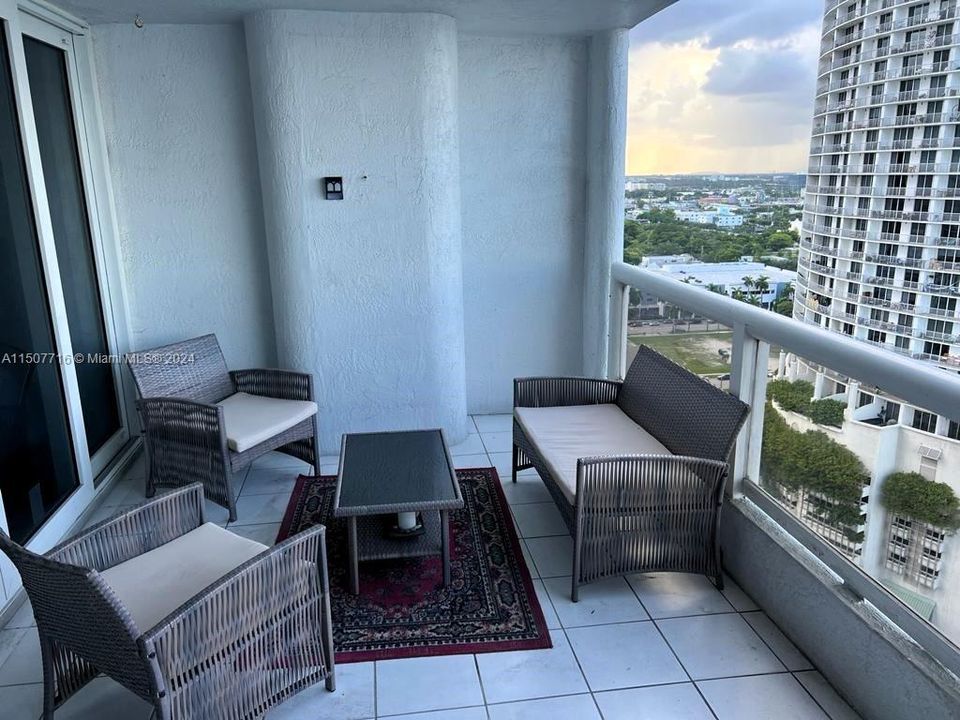 For Sale: $469,000 (1 beds, 1 baths, 1066 Square Feet)