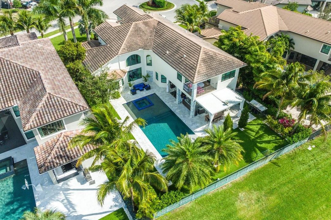 最近租的: $19,900 (6 贝兹, 7 浴室, 5225 平方英尺)