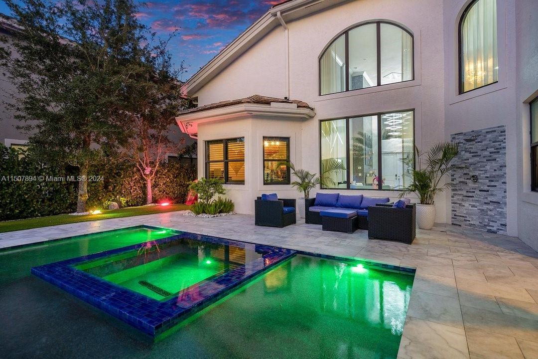 最近租的: $19,900 (6 贝兹, 7 浴室, 5225 平方英尺)