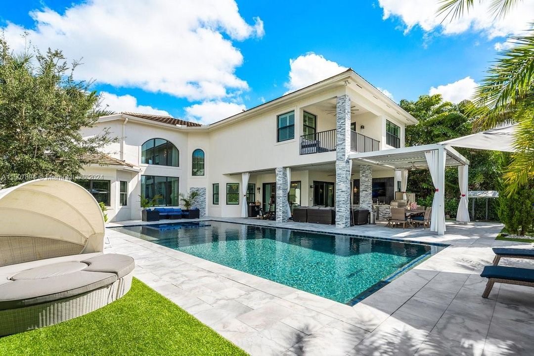 最近租的: $19,900 (6 贝兹, 7 浴室, 5225 平方英尺)