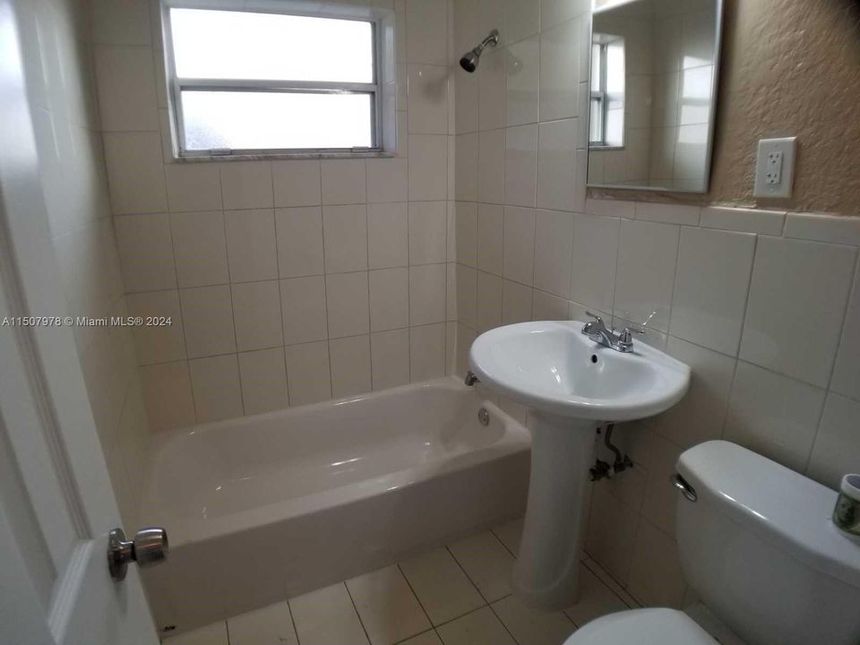 Recently Rented: $1,800 (2 beds, 1 baths, 704 Square Feet)
