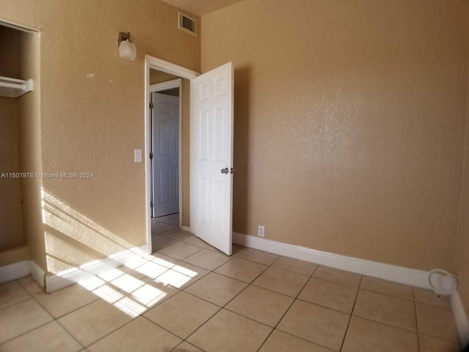 Recently Rented: $1,800 (2 beds, 1 baths, 704 Square Feet)