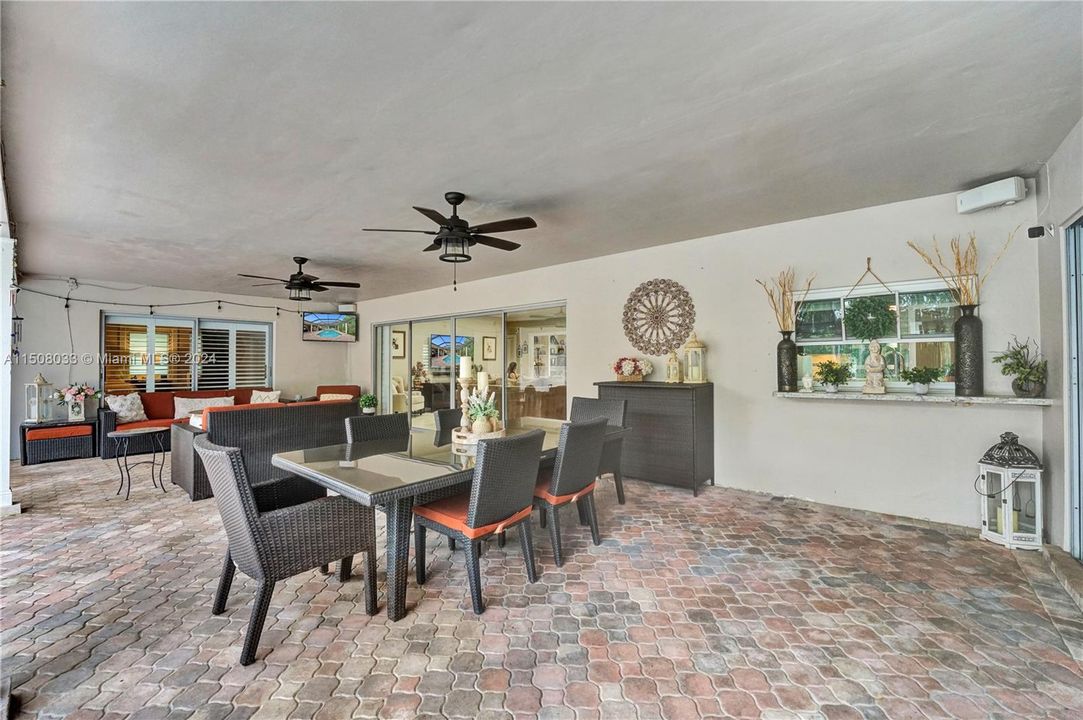 Recently Sold: $1,095,000 (4 beds, 2 baths, 2896 Square Feet)