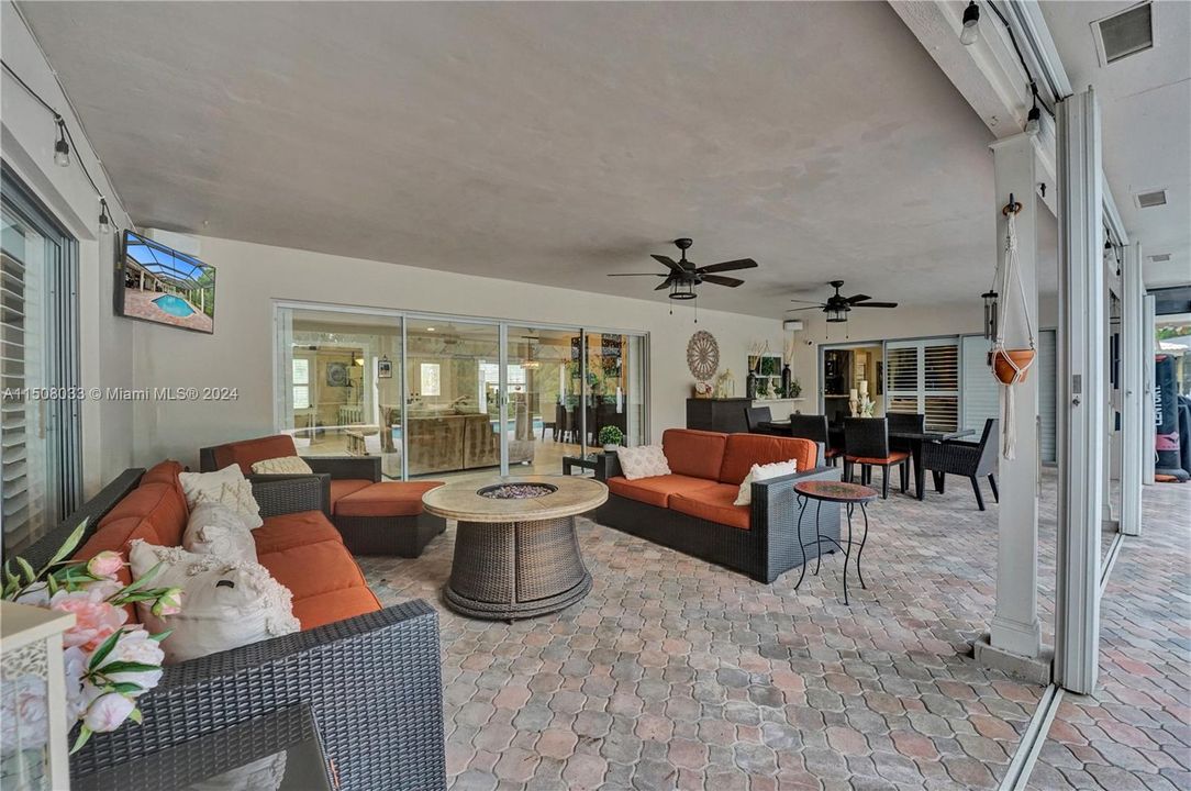 Recently Sold: $1,095,000 (4 beds, 2 baths, 2896 Square Feet)