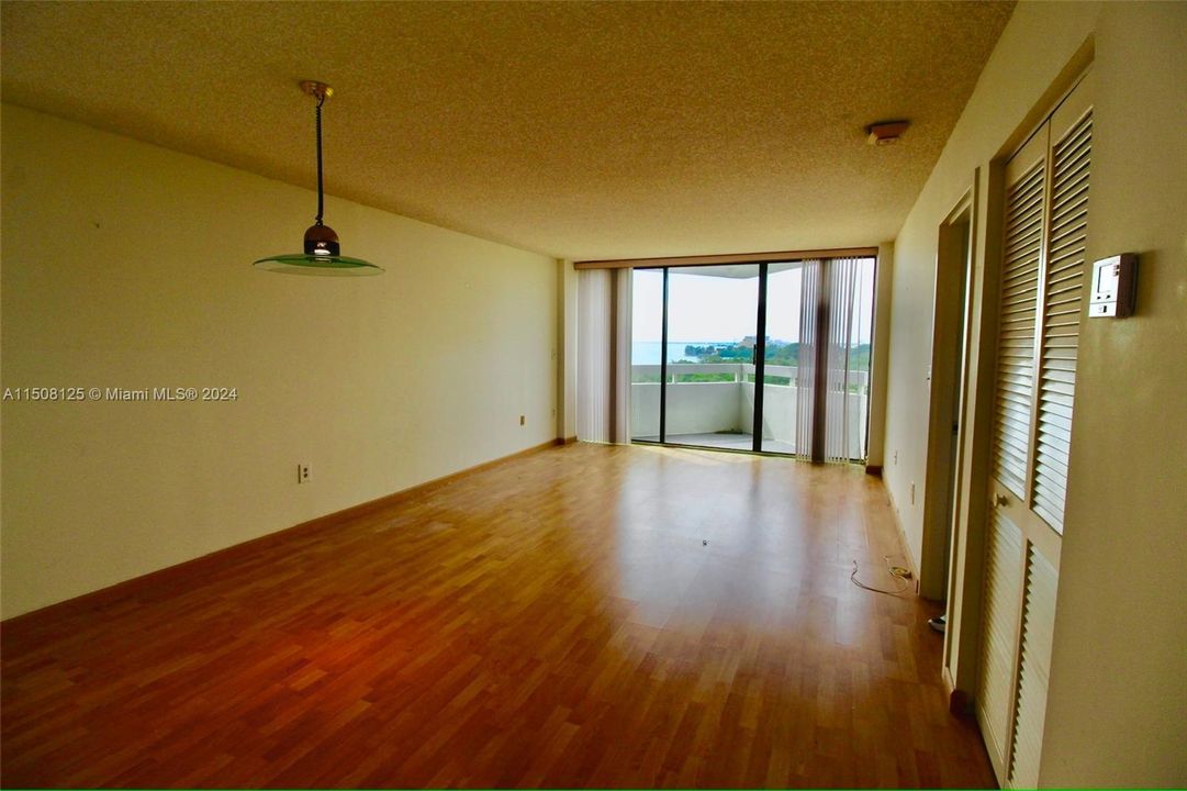 For Sale: $375,000 (1 beds, 2 baths, 790 Square Feet)