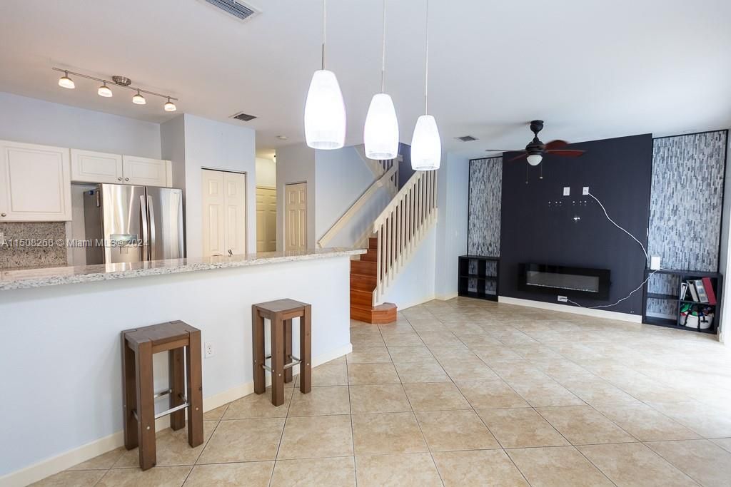 Recently Sold: $359,900 (3 beds, 2 baths, 1456 Square Feet)