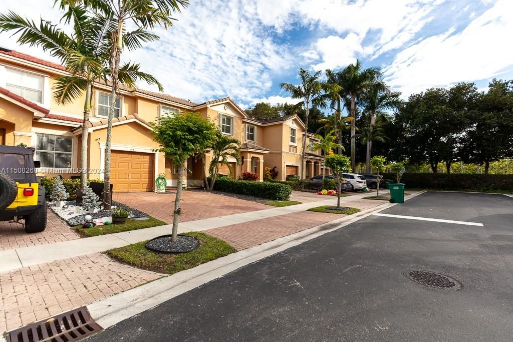 Recently Sold: $359,900 (3 beds, 2 baths, 1456 Square Feet)