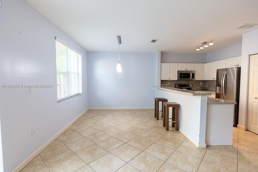 Recently Sold: $359,900 (3 beds, 2 baths, 1456 Square Feet)