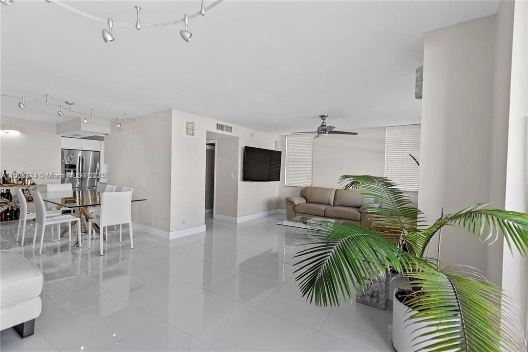 Recently Sold: $418,000 (1 beds, 2 baths, 1280 Square Feet)