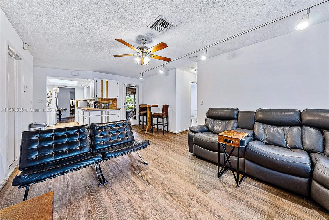 Recently Sold: $1,550,000 (3 beds, 2 baths, 1707 Square Feet)