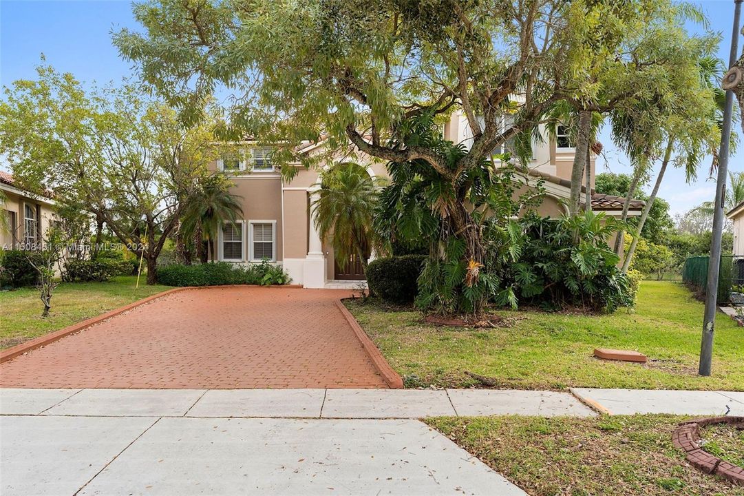 Recently Sold: $900,000 (5 beds, 4 baths, 3670 Square Feet)