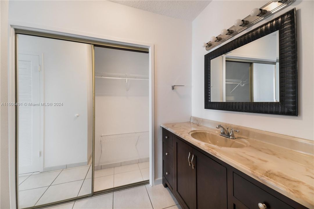 Recently Sold: $585,000 (2 beds, 2 baths, 1248 Square Feet)