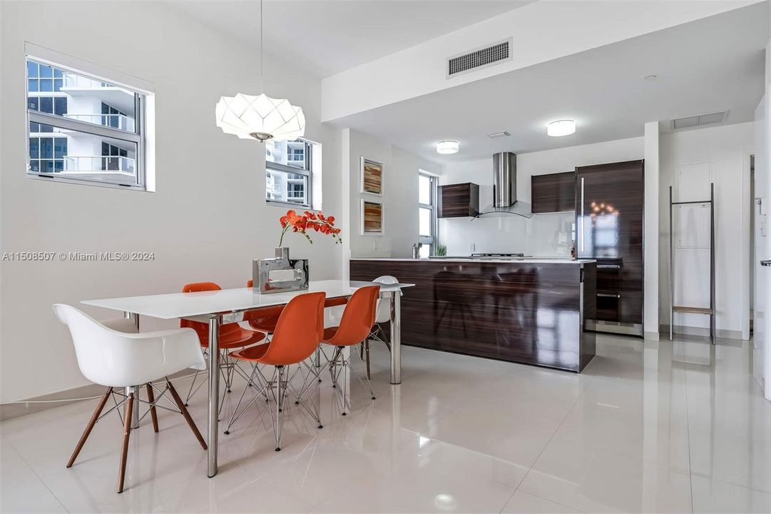 Recently Rented: $4,400 (1 beds, 1 baths, 982 Square Feet)