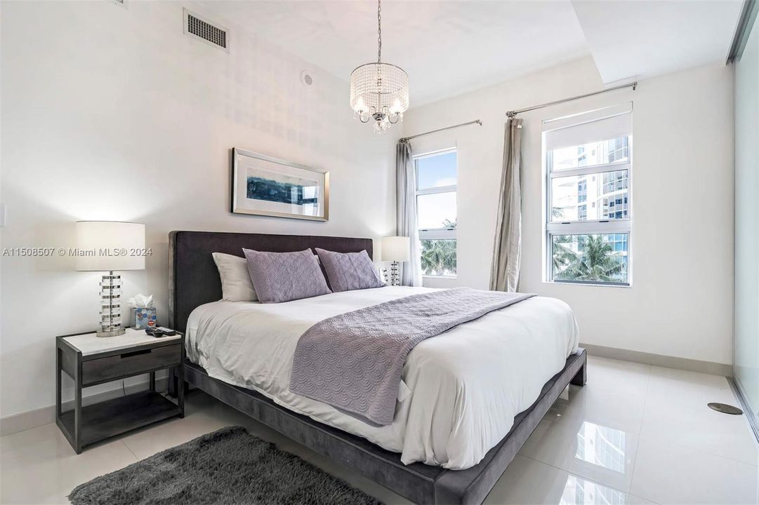 Recently Rented: $4,400 (1 beds, 1 baths, 982 Square Feet)