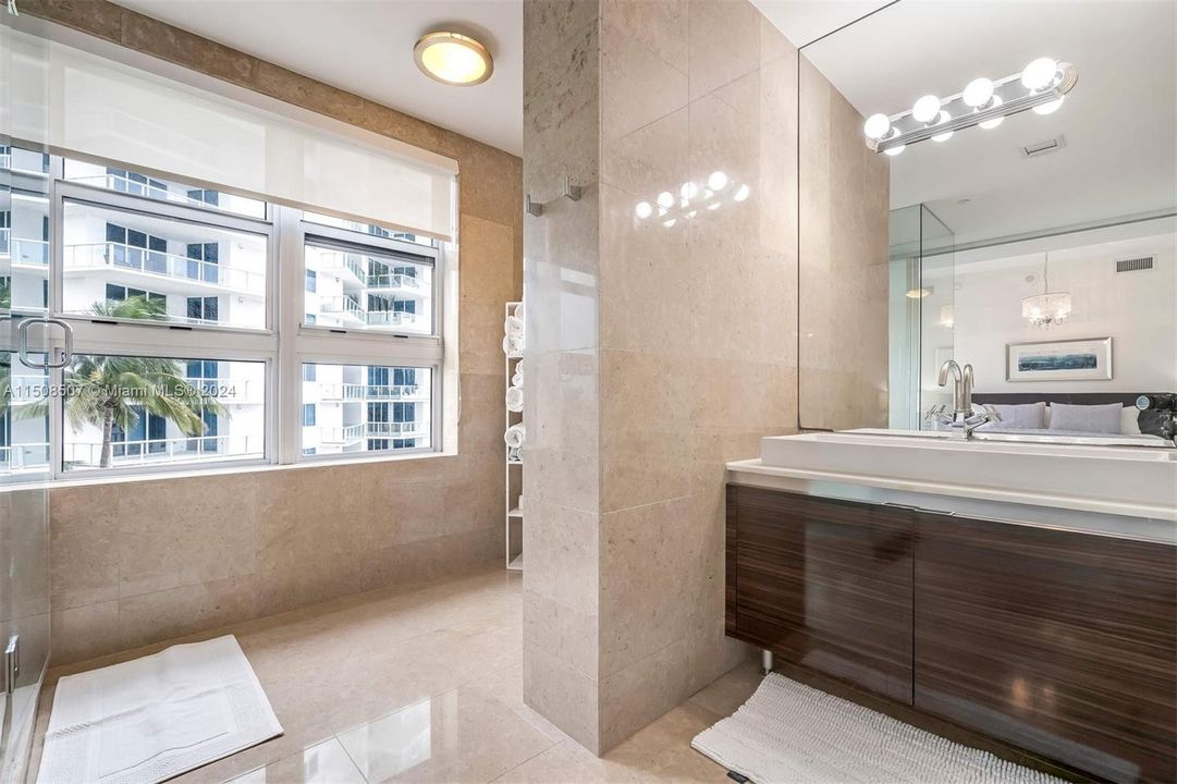 Recently Rented: $4,400 (1 beds, 1 baths, 982 Square Feet)