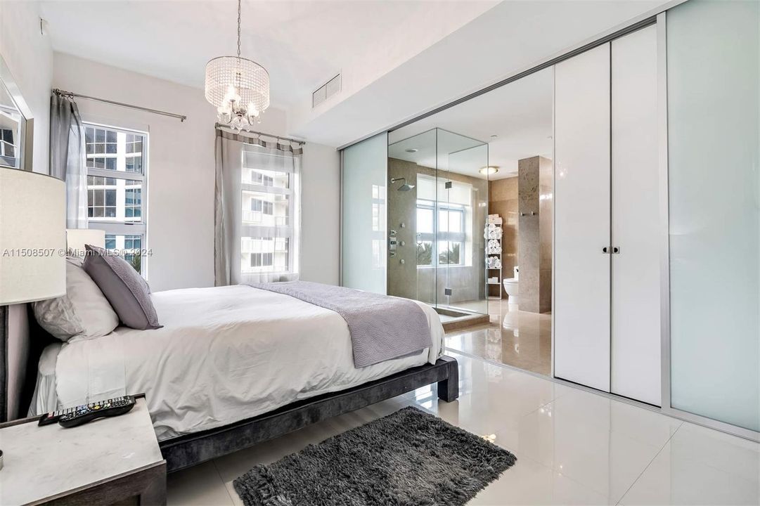 Recently Rented: $4,400 (1 beds, 1 baths, 982 Square Feet)