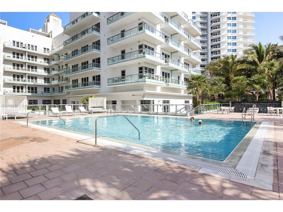 Recently Rented: $4,400 (1 beds, 1 baths, 982 Square Feet)