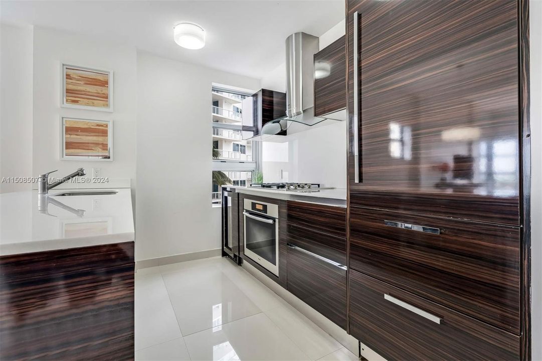 Recently Rented: $4,400 (1 beds, 1 baths, 982 Square Feet)