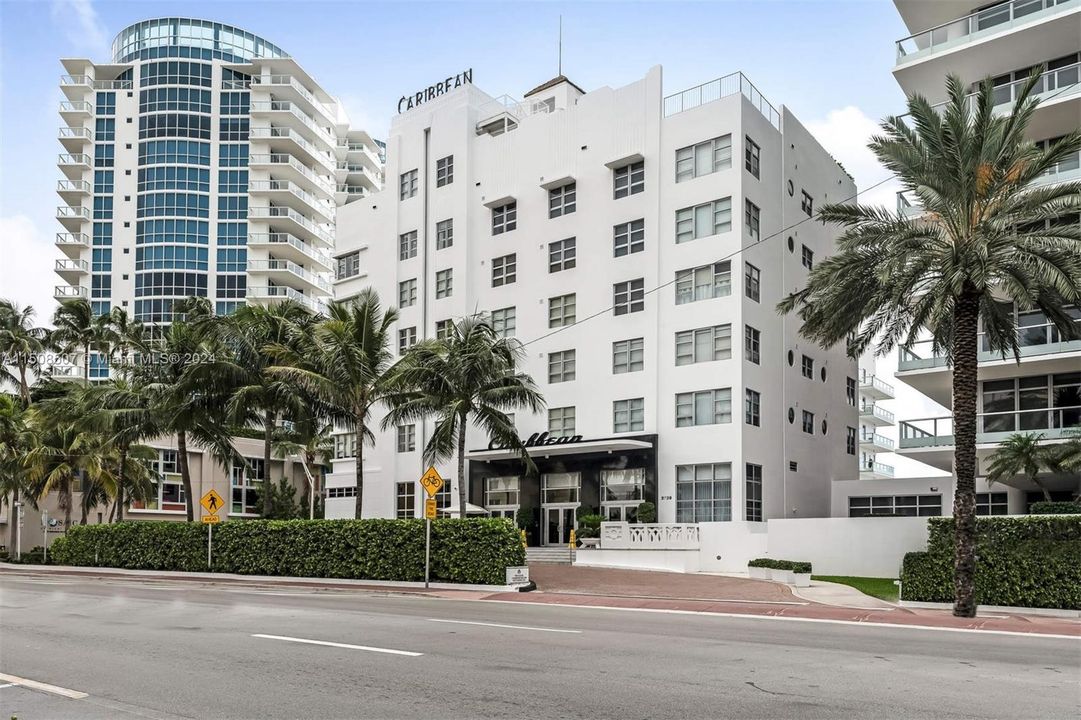 Recently Rented: $4,400 (1 beds, 1 baths, 982 Square Feet)