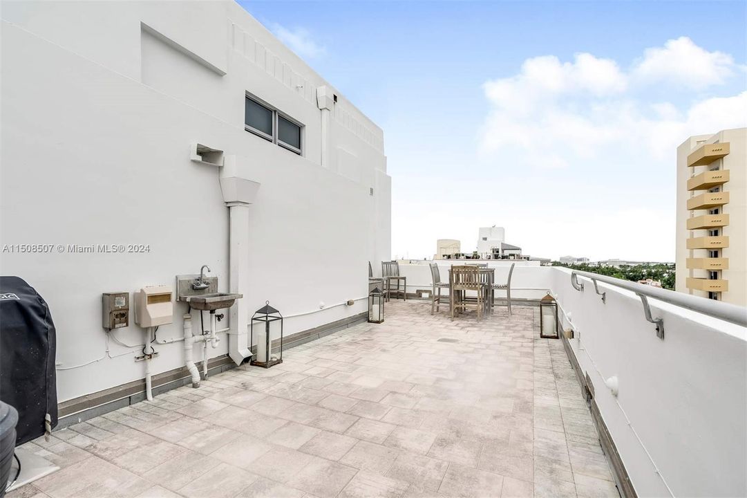 Recently Rented: $4,400 (1 beds, 1 baths, 982 Square Feet)