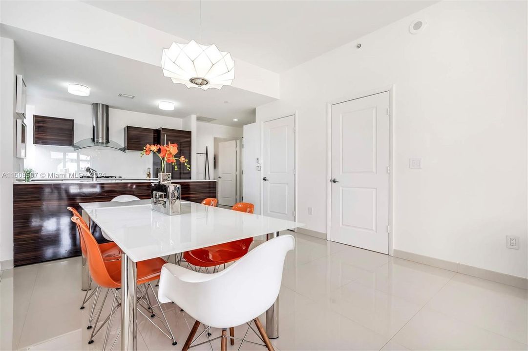 Recently Rented: $4,400 (1 beds, 1 baths, 982 Square Feet)