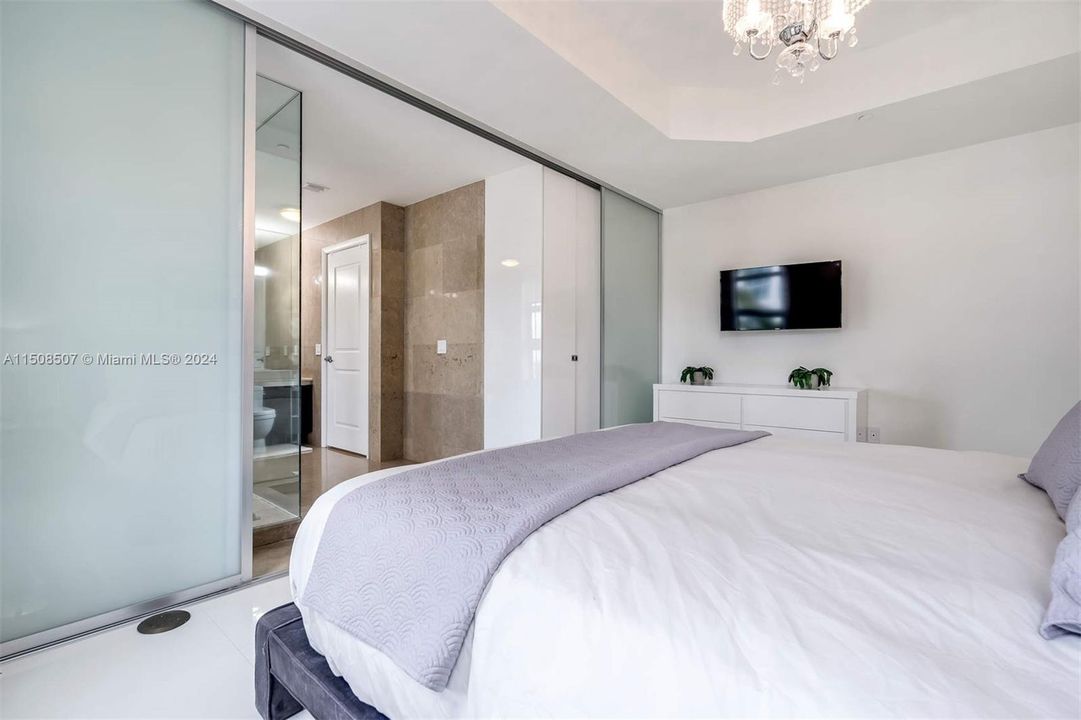 Recently Rented: $4,400 (1 beds, 1 baths, 982 Square Feet)