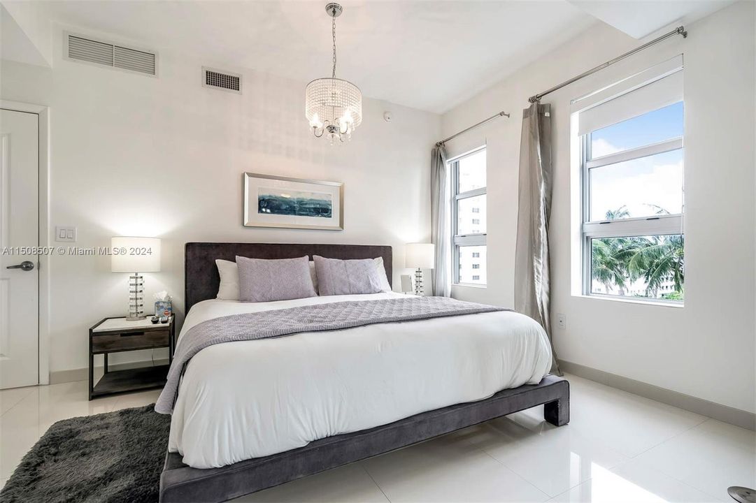 Recently Rented: $4,400 (1 beds, 1 baths, 982 Square Feet)