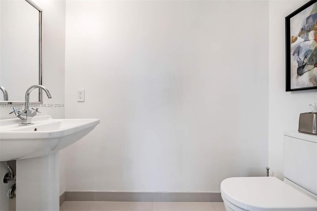 Recently Rented: $4,400 (1 beds, 1 baths, 982 Square Feet)