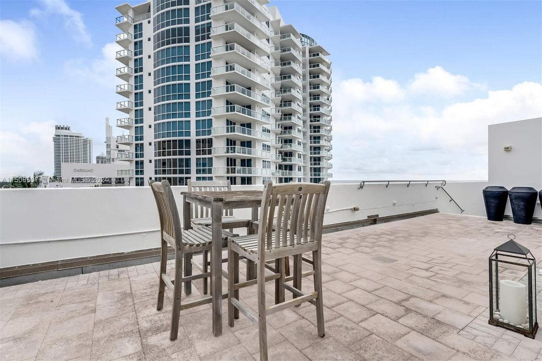 Recently Rented: $4,400 (1 beds, 1 baths, 982 Square Feet)