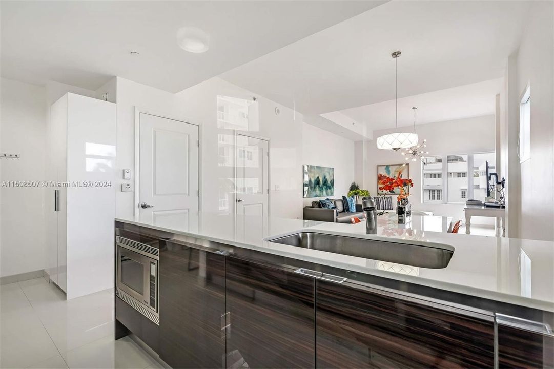 Recently Rented: $4,400 (1 beds, 1 baths, 982 Square Feet)