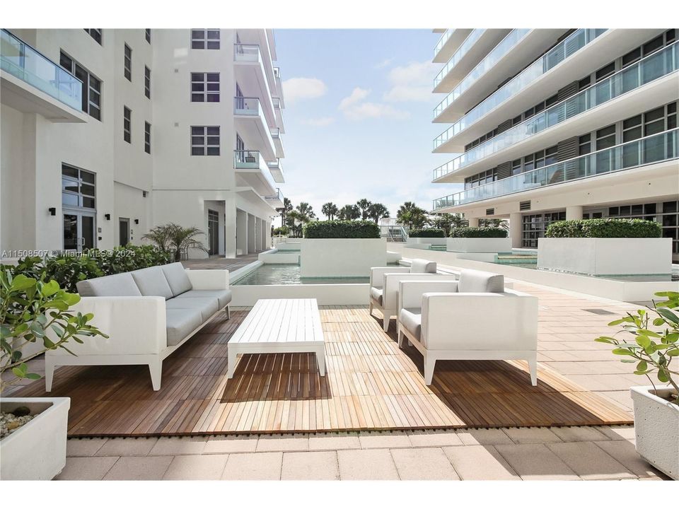 Recently Rented: $4,400 (1 beds, 1 baths, 982 Square Feet)