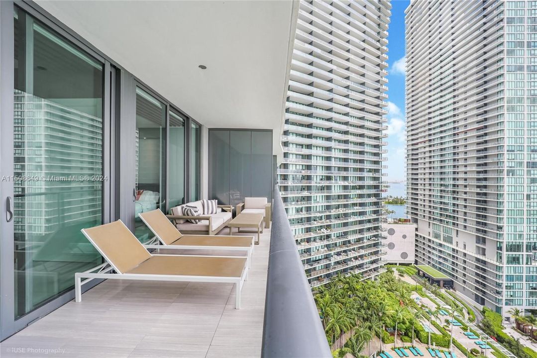 Active With Contract: $1,145,000 (2 beds, 3 baths, 1187 Square Feet)