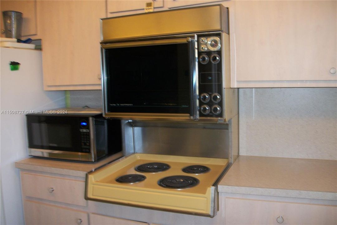 For Sale: $109,000 (1 beds, 1 baths, 720 Square Feet)