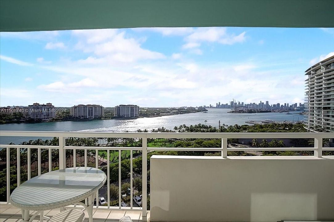 For Sale: $1,200,000 (2 beds, 2 baths, 1042 Square Feet)