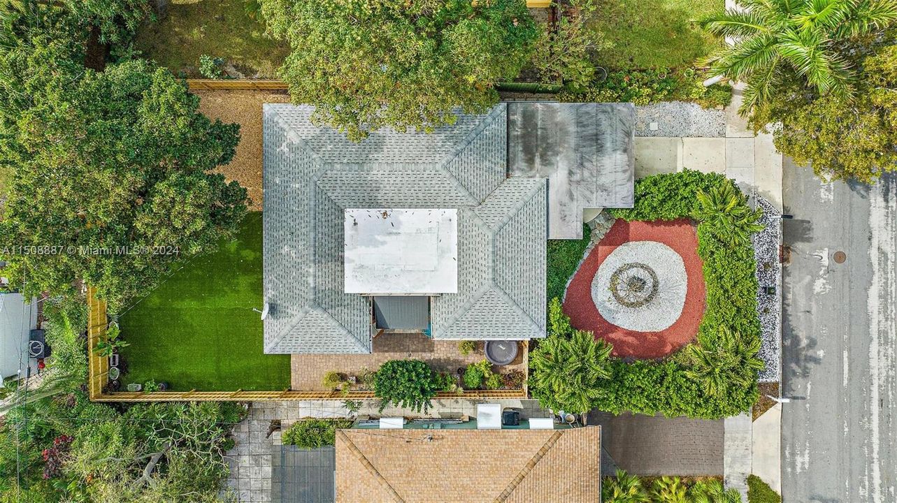 Recently Sold: $575,000 (2 beds, 2 baths, 1105 Square Feet)