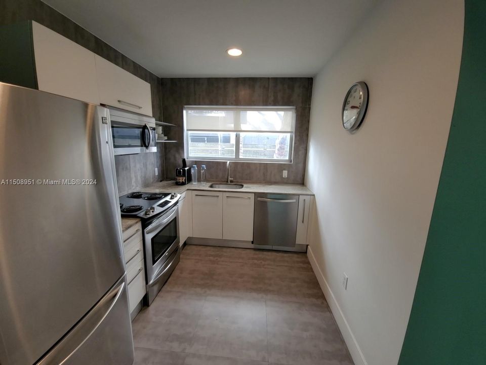 For Sale: $400,000 (2 beds, 1 baths, 806 Square Feet)