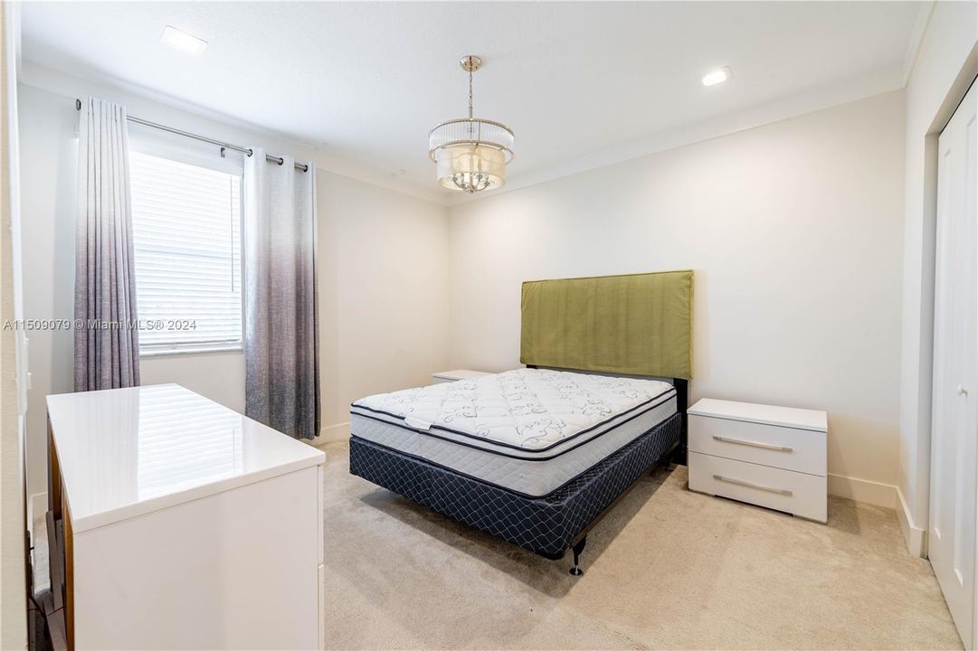 最近租的: $5,700 (4 贝兹, 3 浴室, 2824 平方英尺)