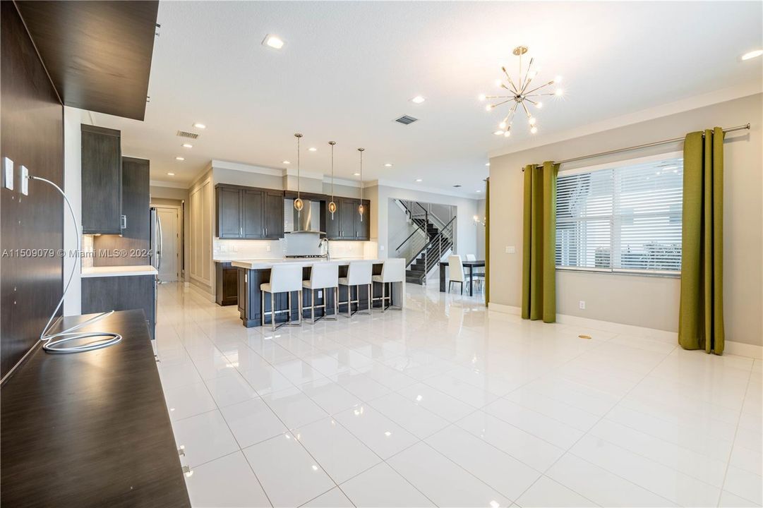 最近租的: $5,700 (4 贝兹, 3 浴室, 2824 平方英尺)