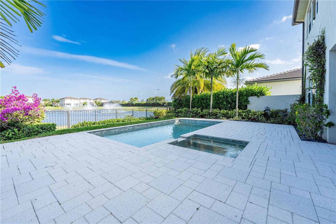 最近租的: $5,700 (4 贝兹, 3 浴室, 2824 平方英尺)