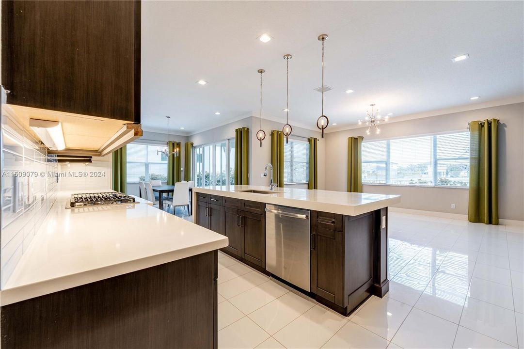 最近租的: $5,700 (4 贝兹, 3 浴室, 2824 平方英尺)