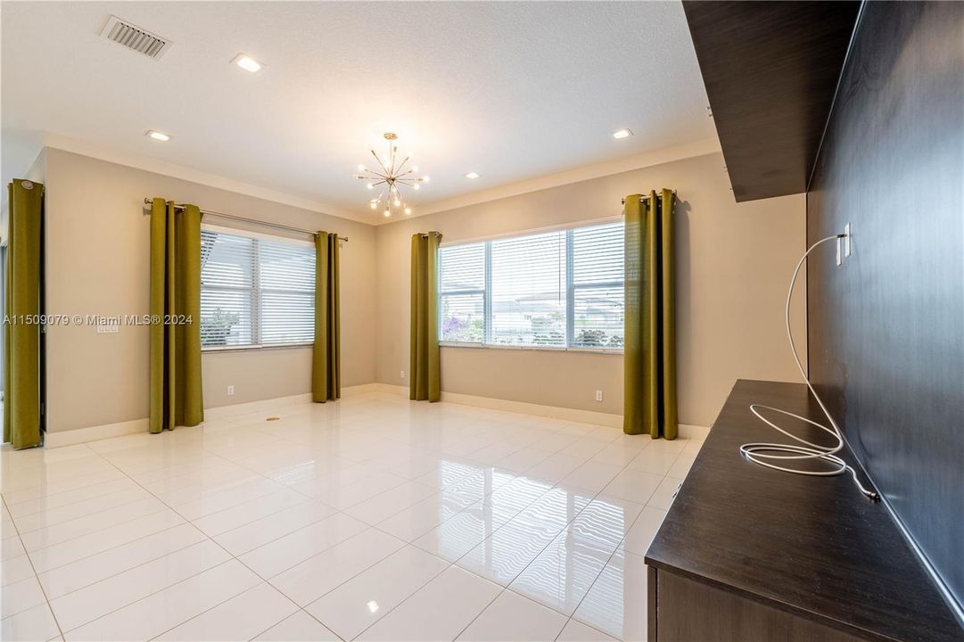 最近租的: $5,700 (4 贝兹, 3 浴室, 2824 平方英尺)