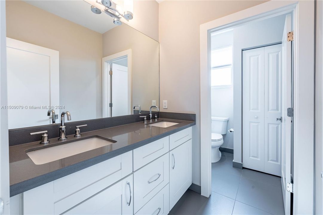 最近租的: $5,700 (4 贝兹, 3 浴室, 2824 平方英尺)