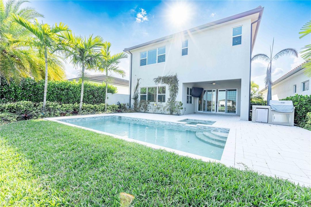 最近租的: $5,700 (4 贝兹, 3 浴室, 2824 平方英尺)