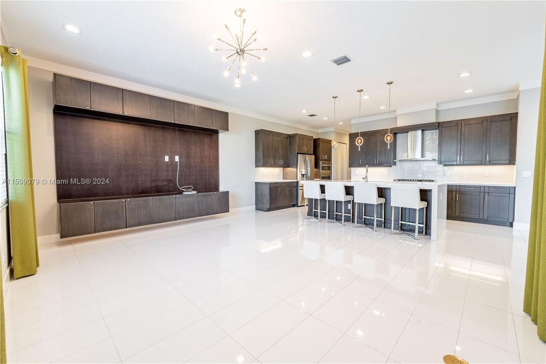 最近租的: $5,700 (4 贝兹, 3 浴室, 2824 平方英尺)