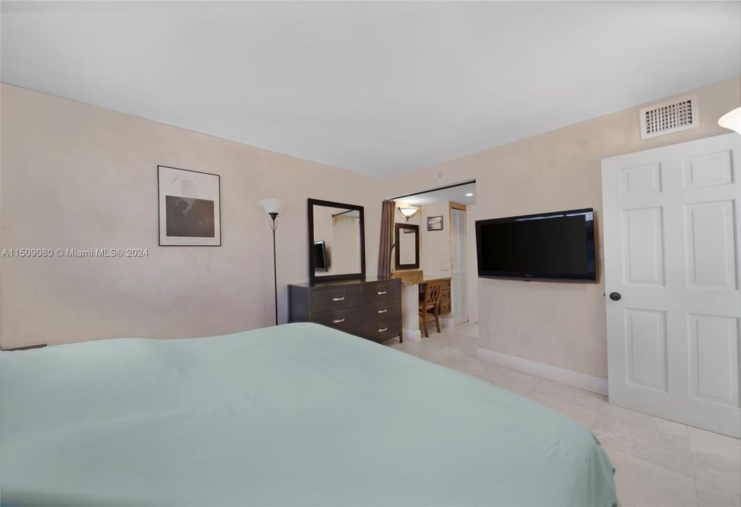 For Sale: $439,000 (1 beds, 1 baths, 654 Square Feet)