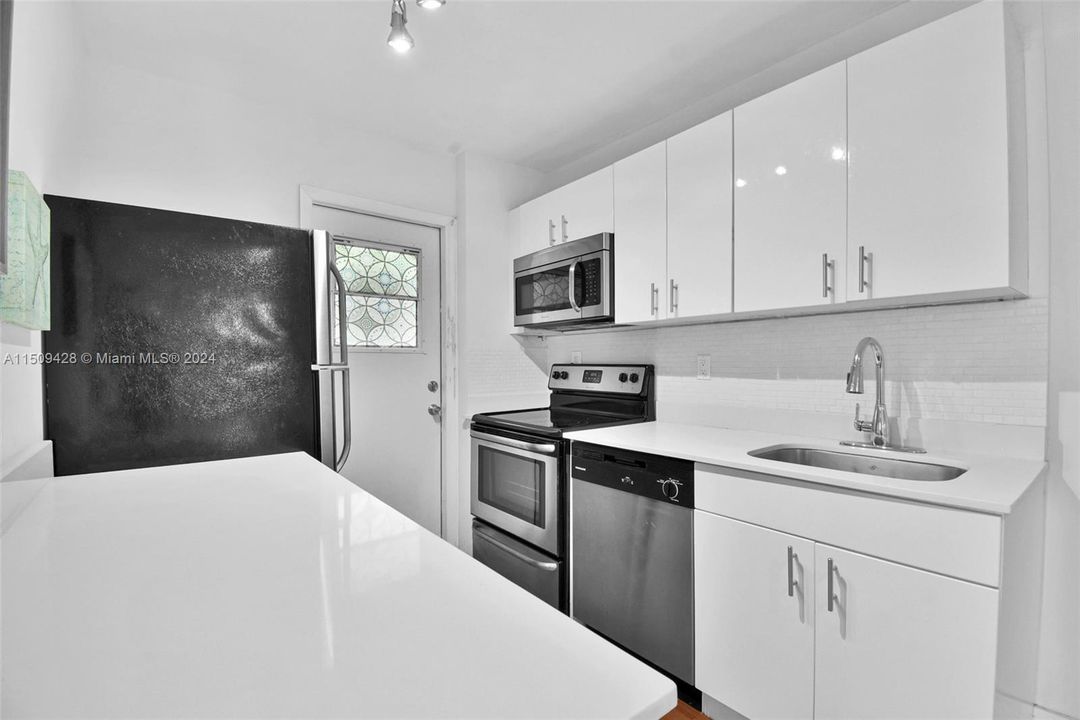 For Sale: $285,000 (1 beds, 1 baths, 667 Square Feet)